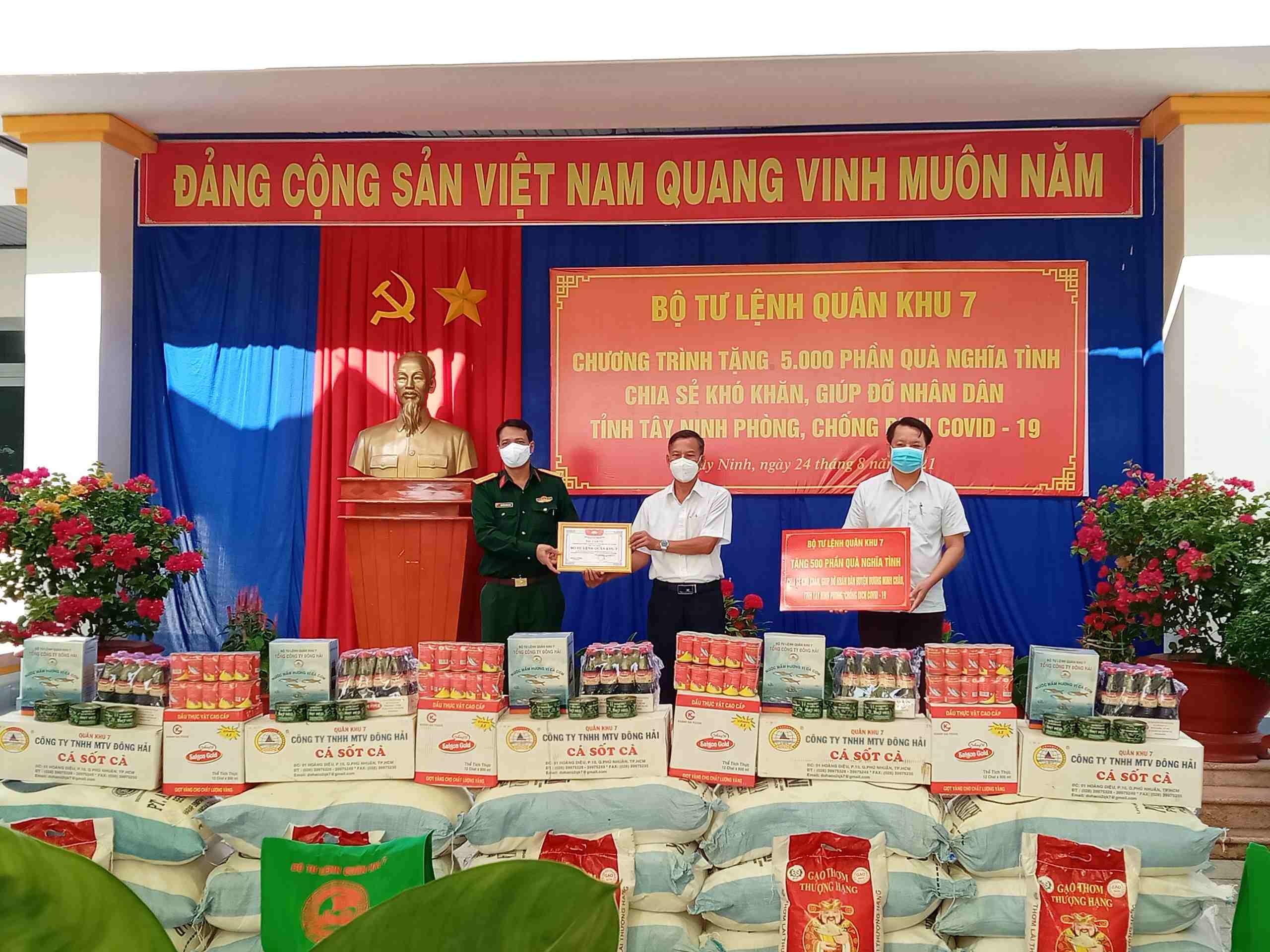 Huyện Dương Minh Châu: Tiếp nhận 500 phần quà nghĩa tình, chia sẽ khó khăn, giúp đỡ nhân dân  phòng, chống dịch Covid-19